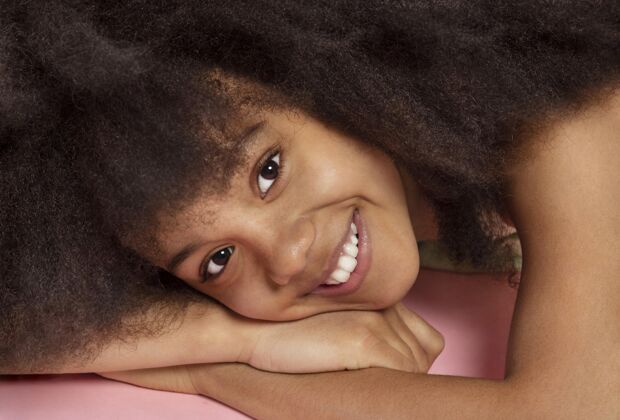 孩子年轻可爱的黑人女孩的画像年轻水平可爱