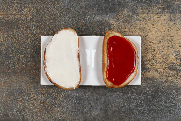 食物白碟草莓酱酸奶油面包甜点三明治面包