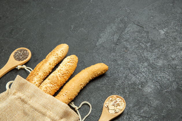 烘焙灰色表面上包内面包的顶视图包烘焙食品小吃