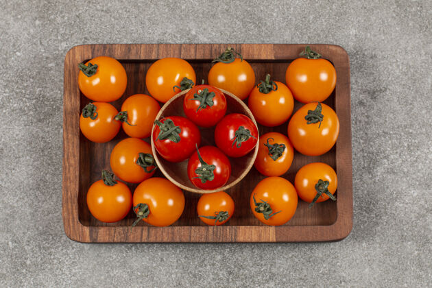 有机木盘上一堆樱桃番茄的俯视图自然烹饪新鲜