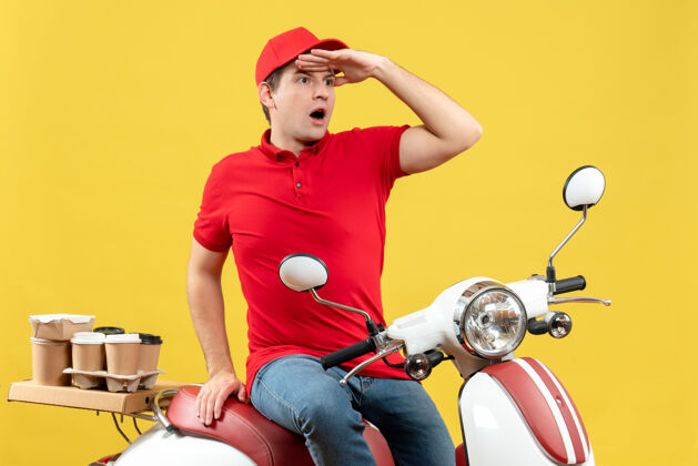 交付俯视图是一个穿着红色上衣 戴着帽子 在黄色背景下传递命令的年轻人健身背景车辆
