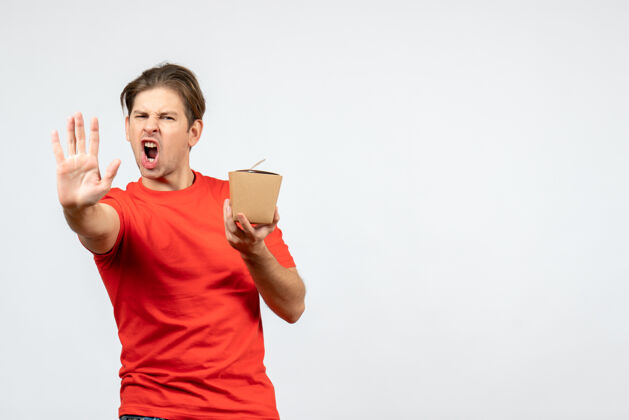 成人前视图愤怒的年轻人穿着红色上衣 手里拿着一个小盒子 在白色背景上展示了五个背景人物显示