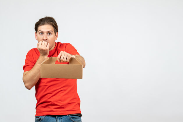 站立顶视图混乱和情绪化的年轻人在红色衬衫举行的白色背景框微笑人物盒子