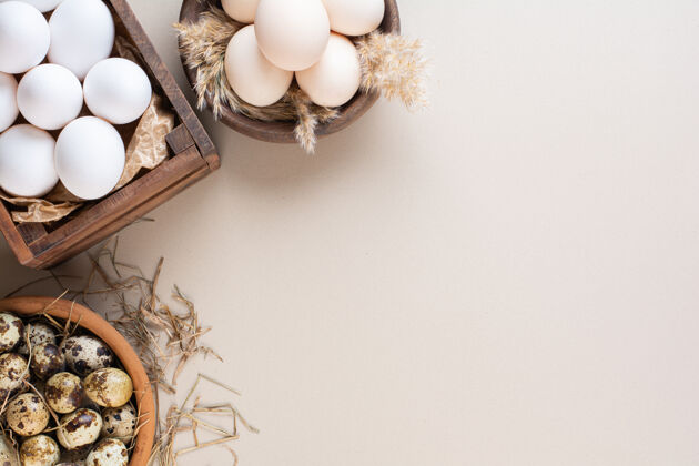 食品鸡肉和鹌鹑生鸡蛋放在米色桌上新鲜健康复制空间