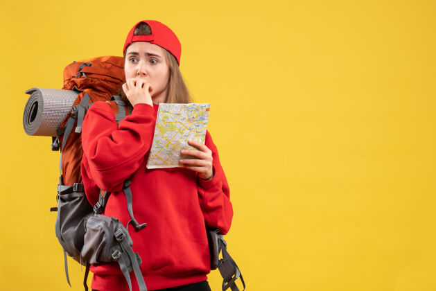 帽子正面图漂亮的女旅行者背着背包拿着地图女士背包包