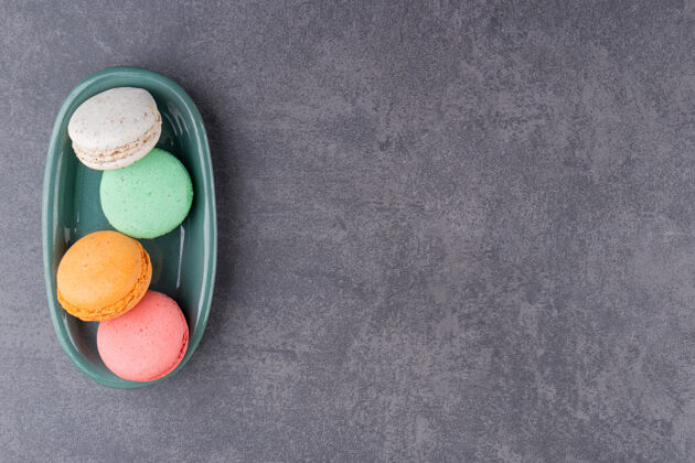 风味五颜六色的麦卡龙甜点放在石头桌上杏仁饼五颜六色复制空间