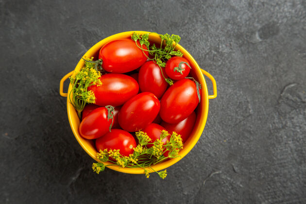 新鲜顶视图桶樱桃番茄和莳萝花在黑暗的背景健康背景有机