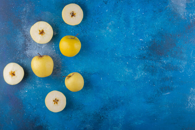 营养把新鲜的黄苹果切成片 放在蓝色的表面上成熟的美味新鲜的