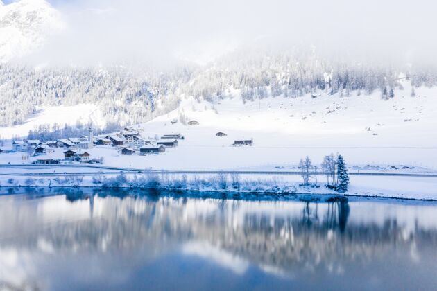 河流在大雾天拍摄的雪山旁的湖泊全景雪花公园