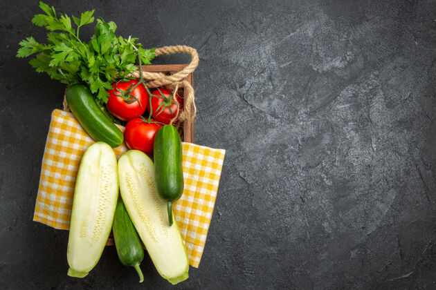 一餐新鲜蔬菜的俯视图红色西红柿黄瓜和南瓜与绿色的灰色表面西红柿蔬菜食物