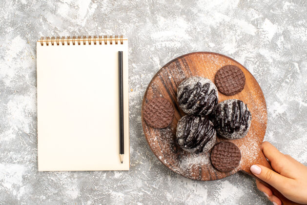 种子俯瞰美味的巧克力球蛋糕与饼干在白色的表面饼干饼干茶