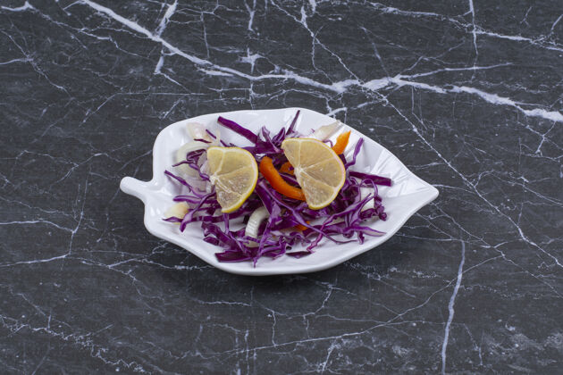 晚餐新鲜蔬菜沙拉放在白盘子上 黑盘子上菜肴营养胡椒