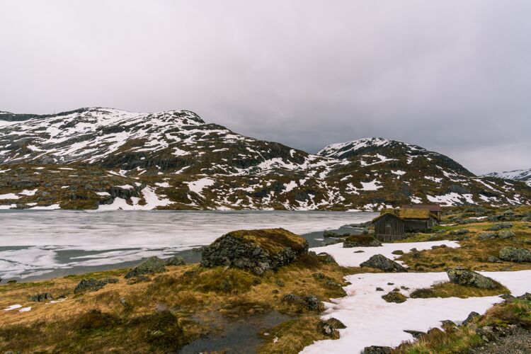 瑞典美丽的拍摄房子与雪景在挪威的海滩上斯堪的纳维亚太阳湖