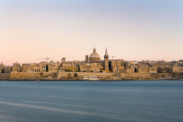 风景马耳他海边教堂的美丽景色教堂景观城市景观