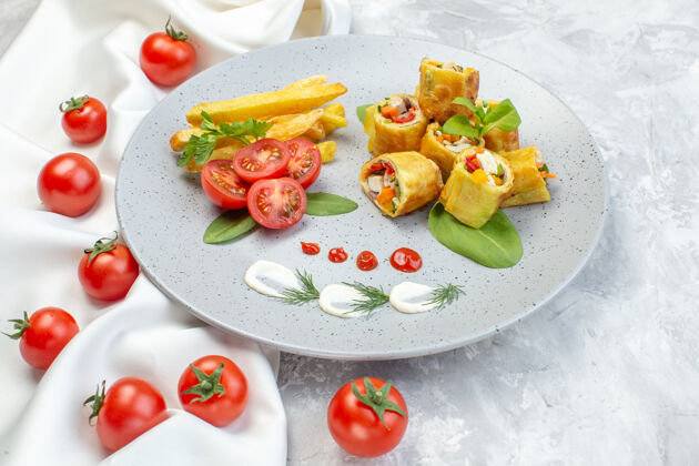 午餐顶视图蔬菜馅饼卷与西红柿和薯条在一个白色的表面盘内食物盘子西红柿