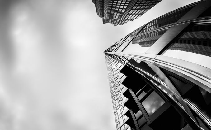 城市灰阶低角度拍摄的高层建筑在加拿大多伦多金融区加拿大高大日落