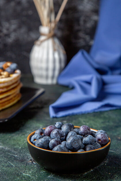 糖前视图美味的蜂蜜蛋糕与蓝莓和核桃内板黑暗的表面派深色蛋糕
