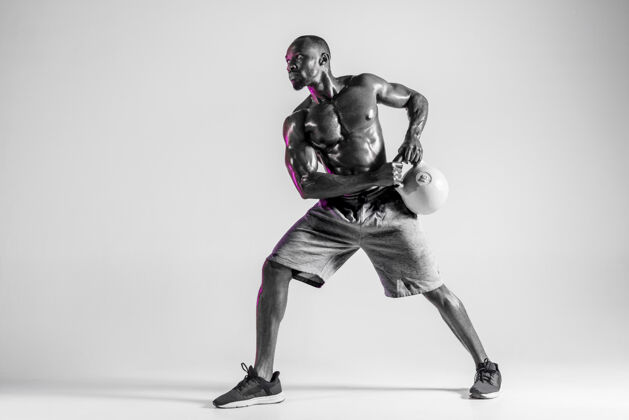 健康不要害怕年轻的非洲裔美国健美运动员在灰色工作室背景下训练肌肉发达的单身男模 穿着运动服 体重适中运动 健美 健康的生活方式的概念运动人运动