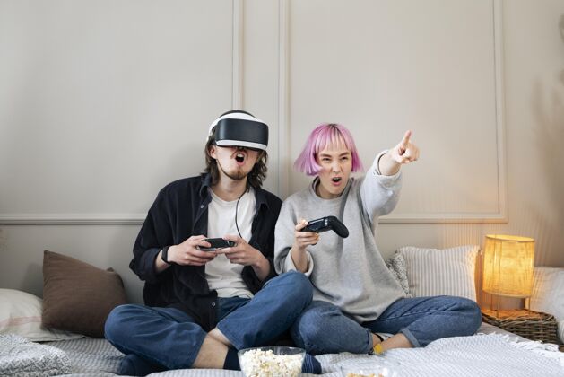 情侣一对年轻夫妇在玩虚拟现实游戏玩家乐趣科技