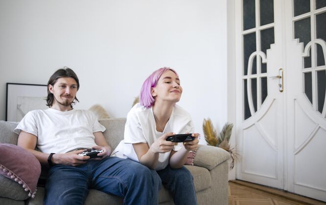 男人可爱的情侣在家玩电子游戏游戏游戏科技