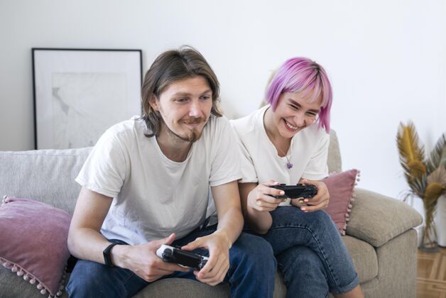 男人可爱的情侣在玩电子游戏科技室内科技