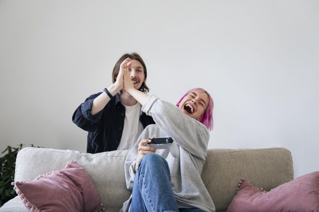 玩家年轻夫妇在家玩电子游戏视频游戏男人享受