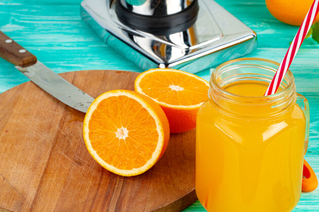 早餐绿色木桌上的橙汁玻璃杯玻璃水果健康