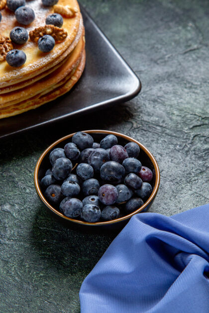糖前视图美味的蜂蜜蛋糕与蓝莓和核桃内板黑暗的表面派核桃甜点