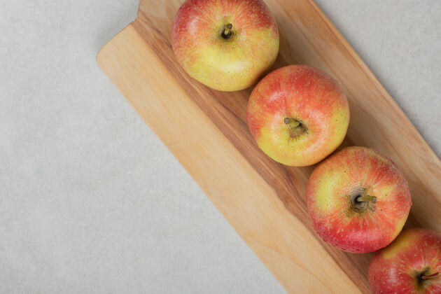 可口整个红苹果放在木板上新鲜营养配料