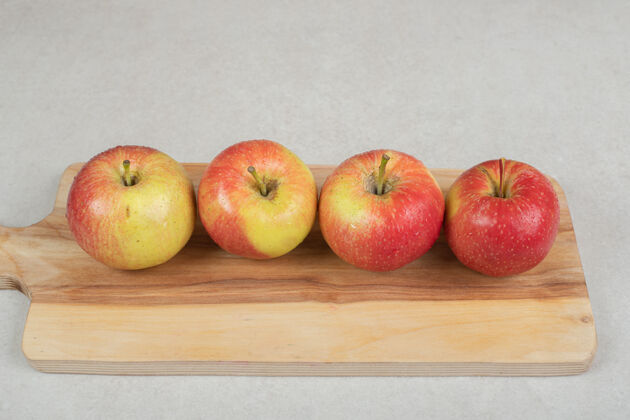 苹果整个红苹果放在木板上有机可口熟的