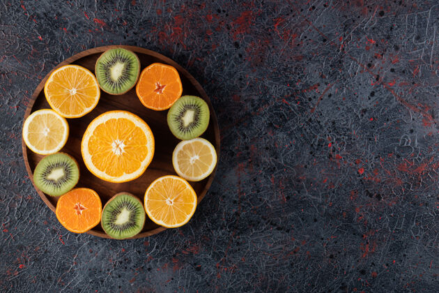 成熟各种水果放在大理石表面的木板上多汁的自然柠檬