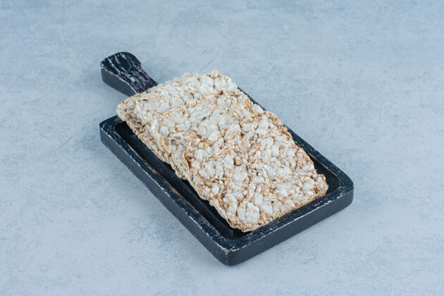 饼干一盘放在大理石上的膨化年糕美味美味大米