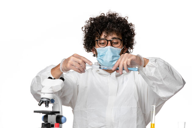 防护正面图：男医生穿着防护服 戴着口罩 在白色背景上注射疫苗-流行性大流行病毒医疗正面医生