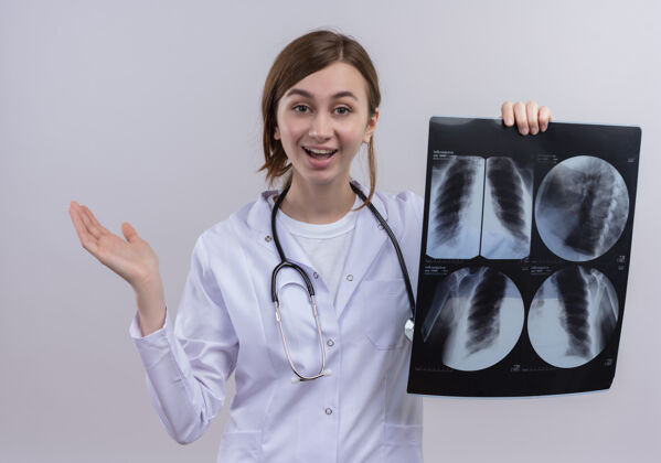 医生年轻的女医生穿着医用长袍 手持听诊器 手持x光片听诊器穿着女性