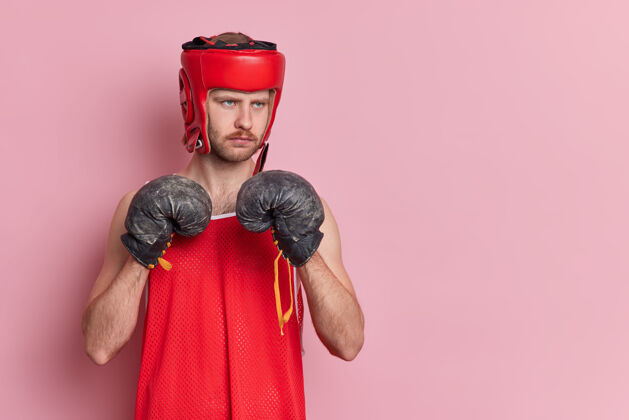 力量人们运动动机的概念严肃的男拳击手戴着防护帽衬衫和拳击手套要让潘趣想成为冠军拳击阳刚锻炼