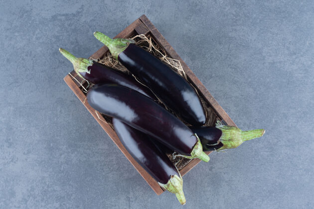 食品成熟的新鲜茄子放在木箱里蔬菜紫色自然