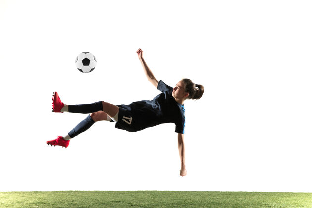 玩年轻的女性足球运动员或足球运动员 长发 运动服和靴子 在白色背景上为目标踢球健康的生活方式 职业体育 爱好的概念冠军比赛控制