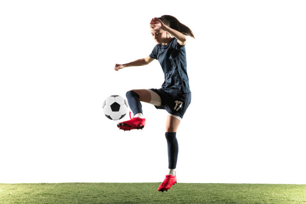 控制年轻的女性足球运动员或足球运动员 长发 运动服和靴子 在白色背景上为目标踢球健康的生活方式 职业体育 爱好的概念短裤鞋冠军