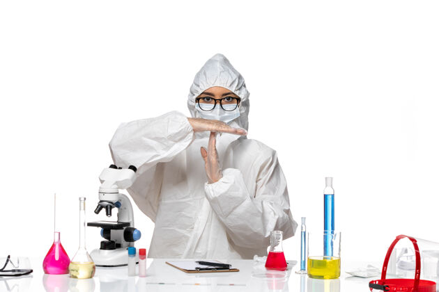 医学前视图穿着特殊防护服的女化学家在白色背景上显示t标志-化学病毒实验室面具女化学家专业
