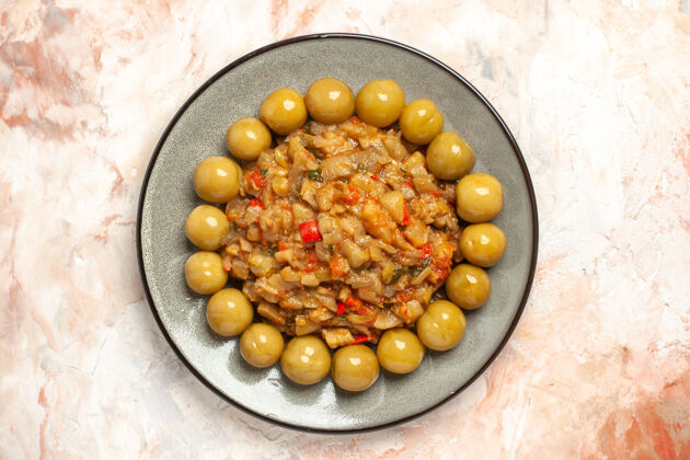 配料烤茄子沙拉在裸体表面上的盘子俯视图营养素食膳食