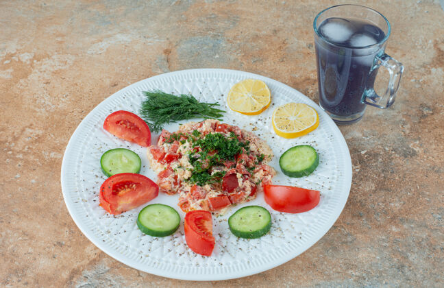 蔬菜一个盛有蔬菜和果汁的白色盘子盘子好吃的西红柿
