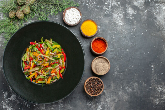 午餐黑色表面上美味蔬菜沙拉的俯视图健康炒锅盘子
