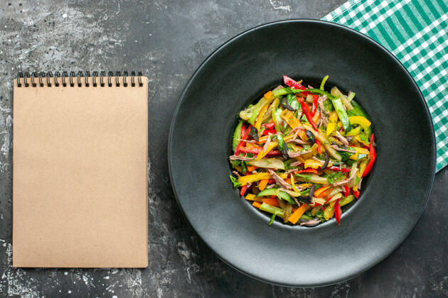 胡椒黑色表面上美味蔬菜的俯视图菜肴晚餐健康