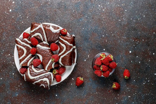 甜点巧克力蛋糕卷配覆盆子果酱和奶油可可蛋糕面包房
