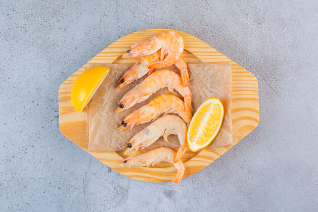 虾一个木制碗 上面放着美味的虾仁和柠檬片海鲜海洋贝类