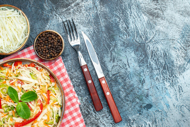 饮食黑色表面上美味蔬菜沙拉的俯视图工具应用美味蔬菜沙拉