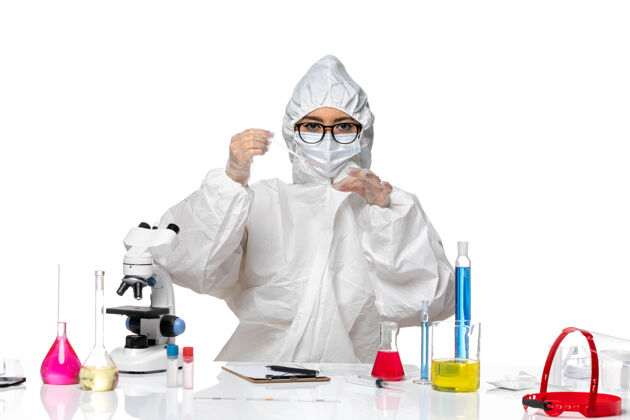 医学前视图穿着特殊防护服的女化学家在白色背景病毒covid化学实验室工作医学实验室女化学家