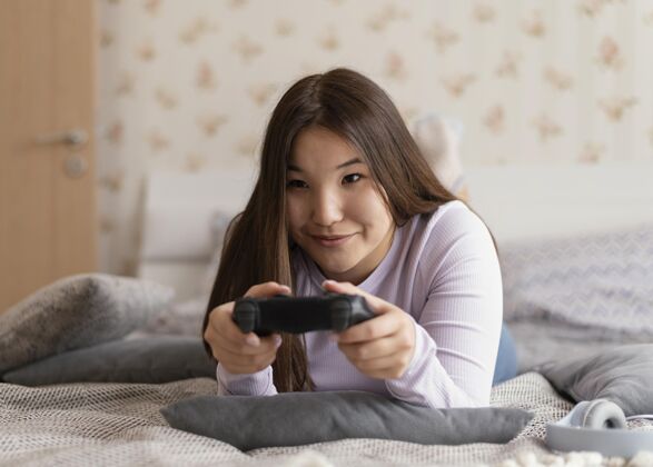 水平在家玩电子游戏的女孩视频游戏全拍摄设备