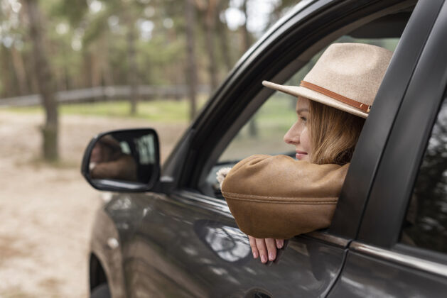 旅游特写坐在车里的女人自然放松探索
