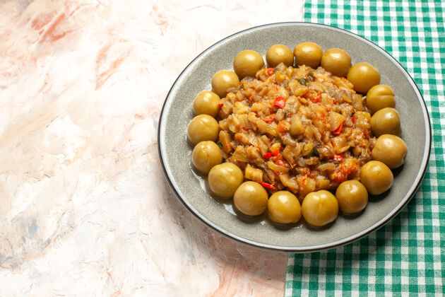 烤肉烤茄子沙拉和腌李子在裸体表面上的盘子俯视图李子晚餐蔬菜